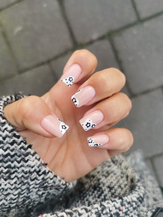 Black And White Daisy French Tips