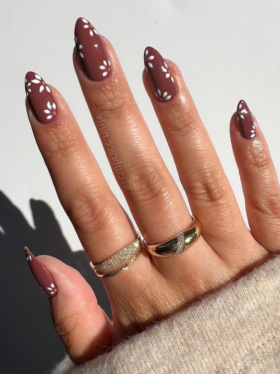 Brown Nails With Daisies