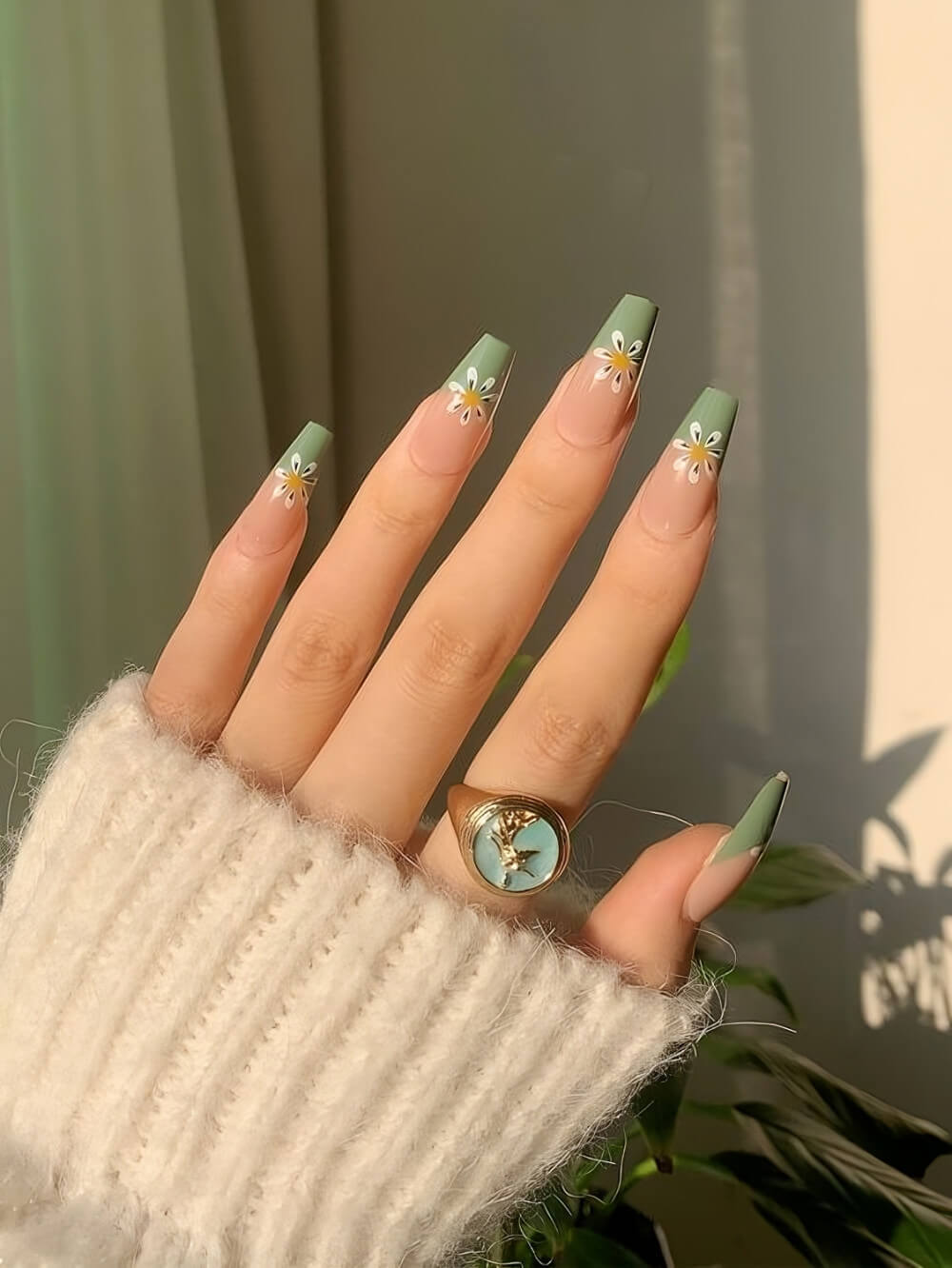 Green Ombre Nails With Daisies
