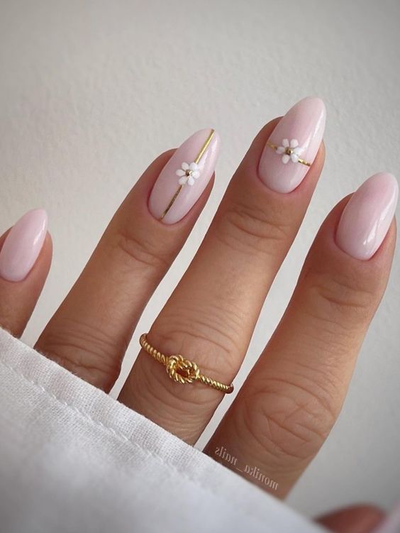 Minimalistic Pink Daisy Nails