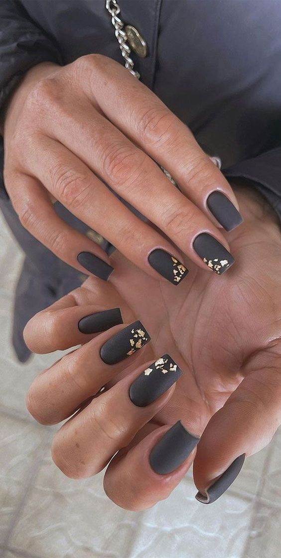 Short Grey Nails With Gold