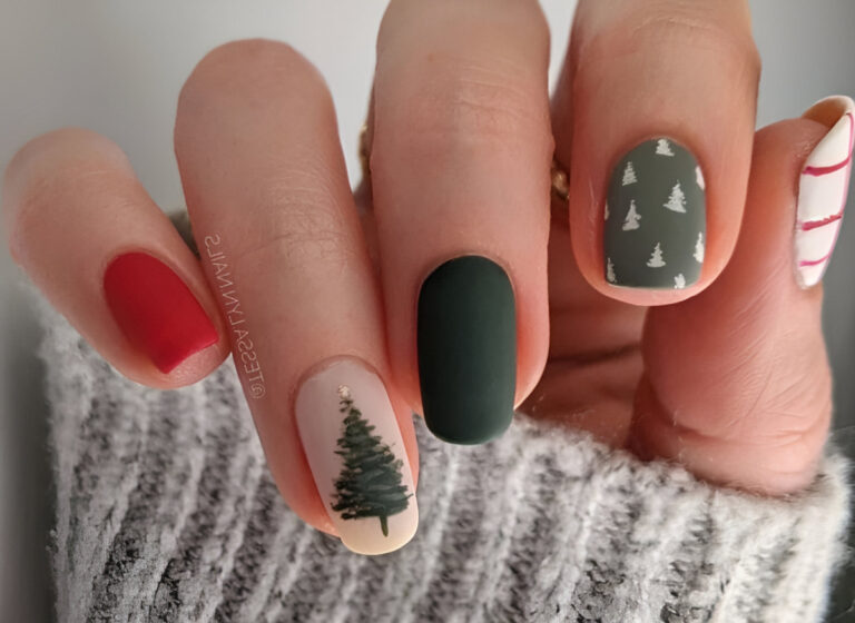 30 Jaw-Dropping Short Christmas Nails To Slay Your Holiday