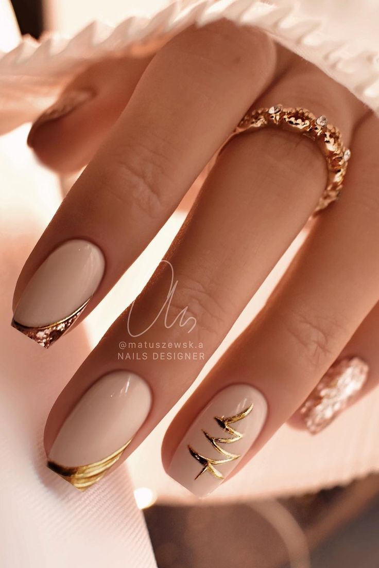 Gold And White Christmas Nails