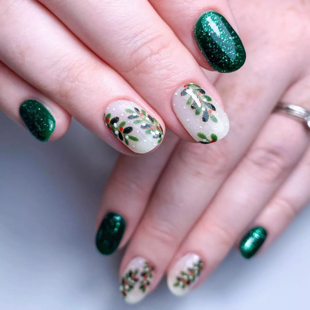 Simple Christmas Nails With Leaf Pattern