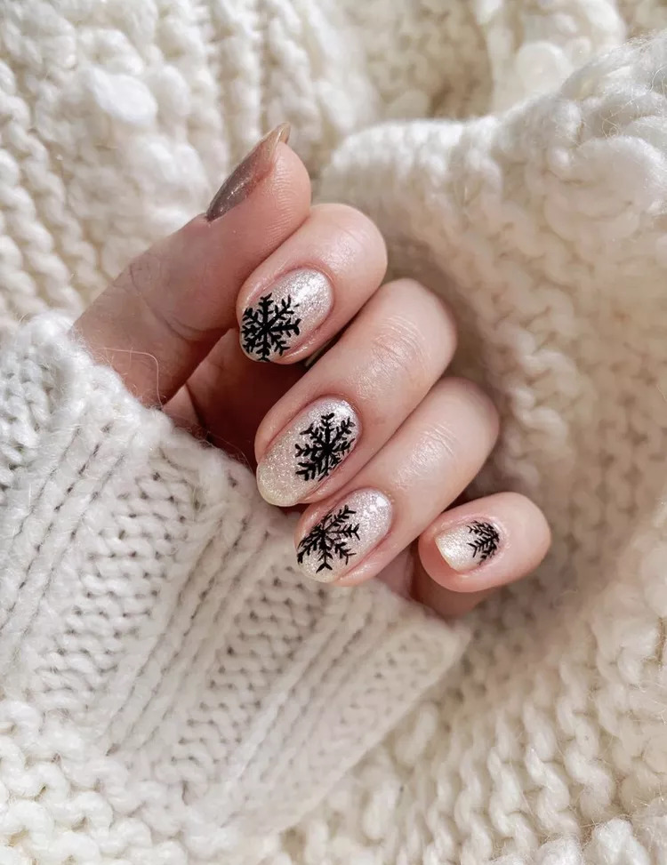 Simple Snowflake Manicures