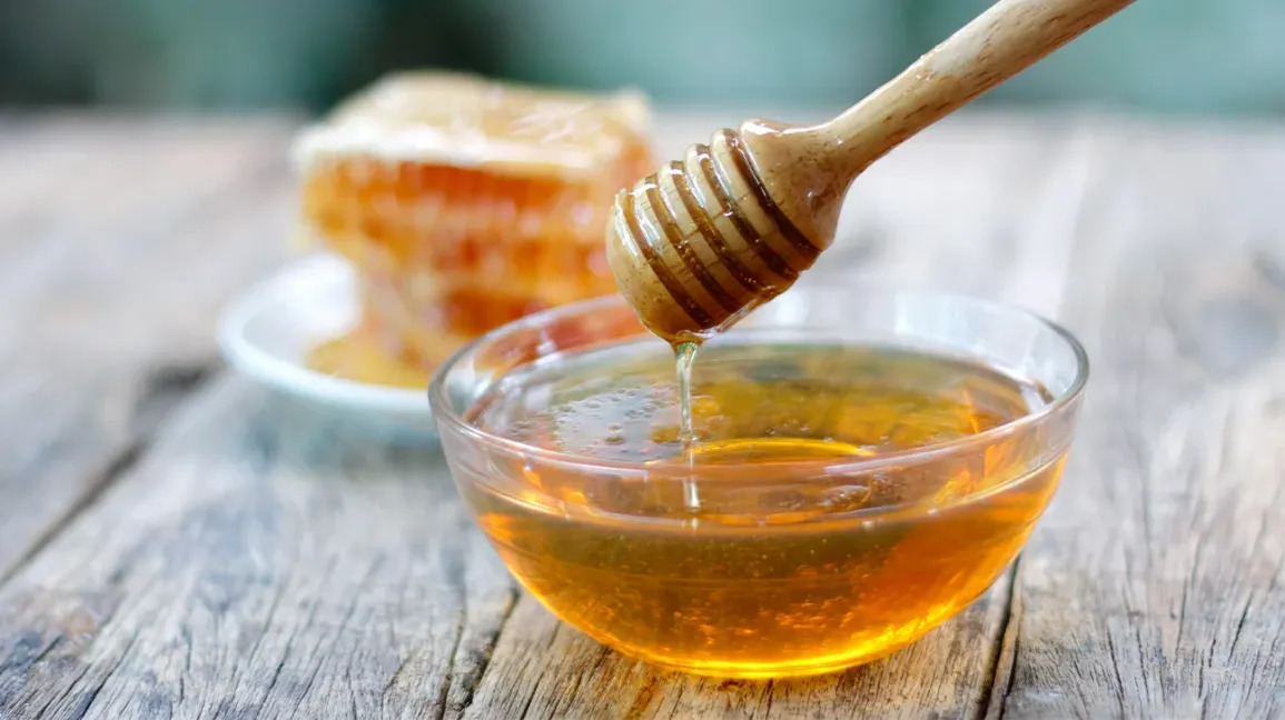 Get Rid Of Dry Lips With Honey