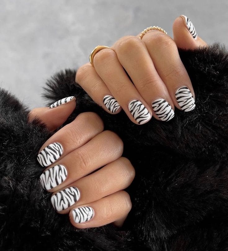 Simple Zebra Nails 4