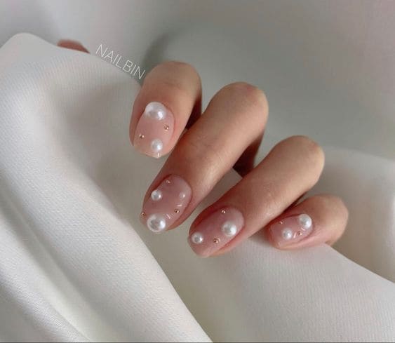 Subtle Pearl Manicure 1