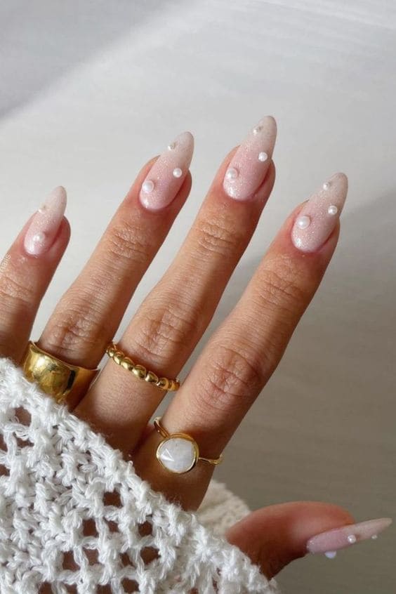 Subtle Pearl Manicure 4