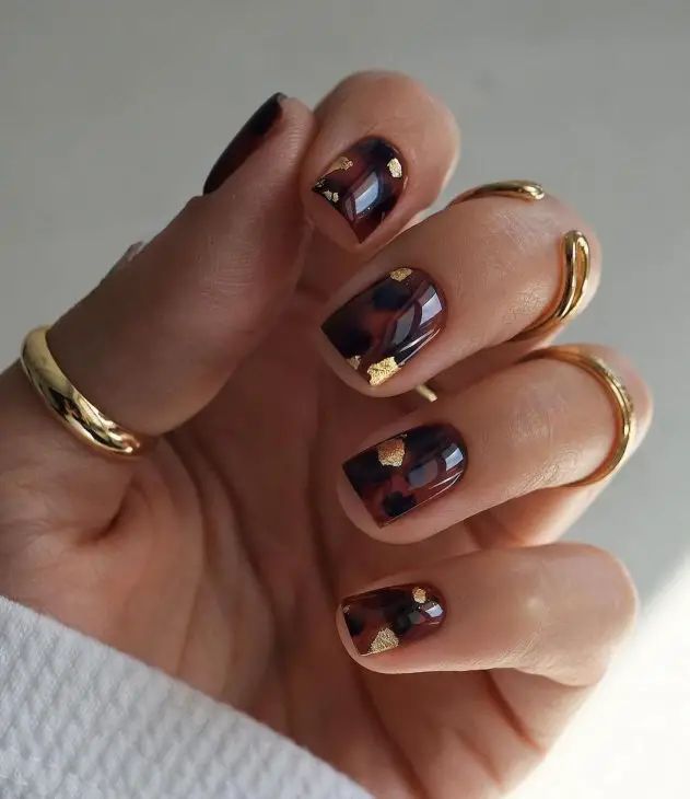 Warm Tone Short Nails With Gold Accents 1