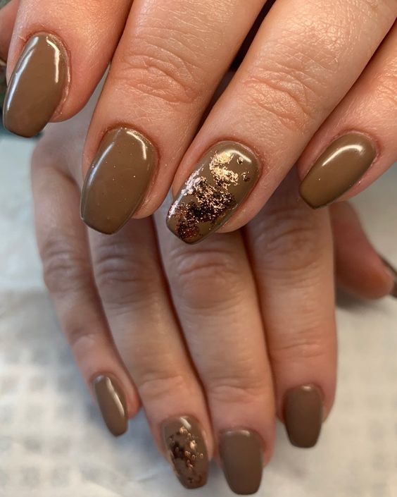 Warm Tone Short Nails With Gold Accents 3