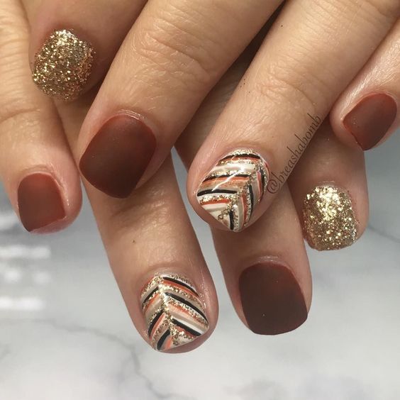 Warm Tone Short Nails With Gold Accents 4