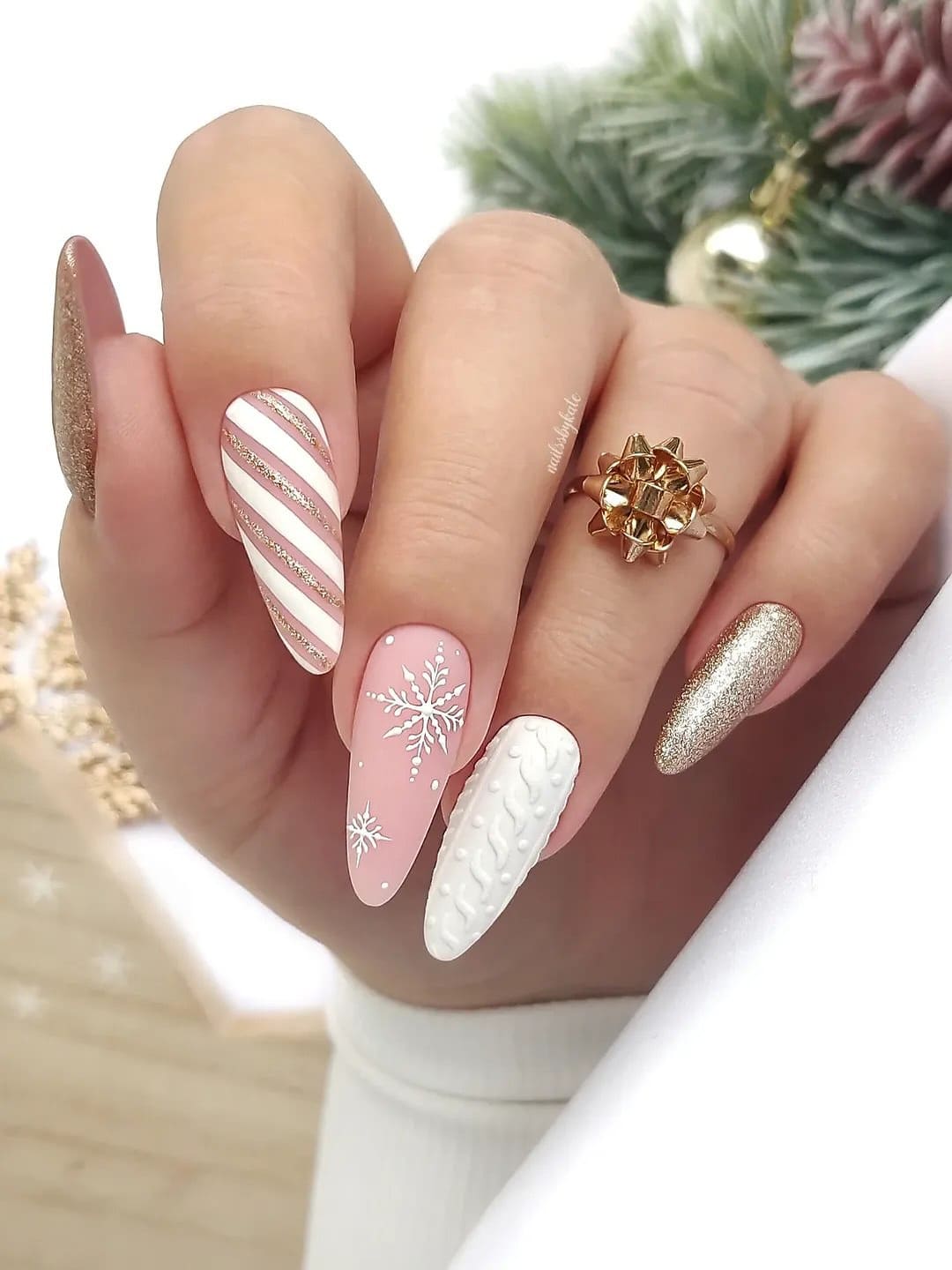 Champagne Snowflake Sweater Nails